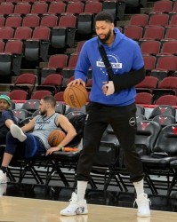 五大联赛直播-浓眉近照曝光：左手腕缠厚绷带心情不错 被交易概率暴跌仅剩8%|安东尼·戴维斯|独行侠|安东尼-戴维斯|多伦多猛龙队|芝加哥公牛队_新浪新闻